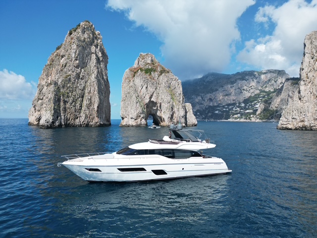 FERRETTI 700