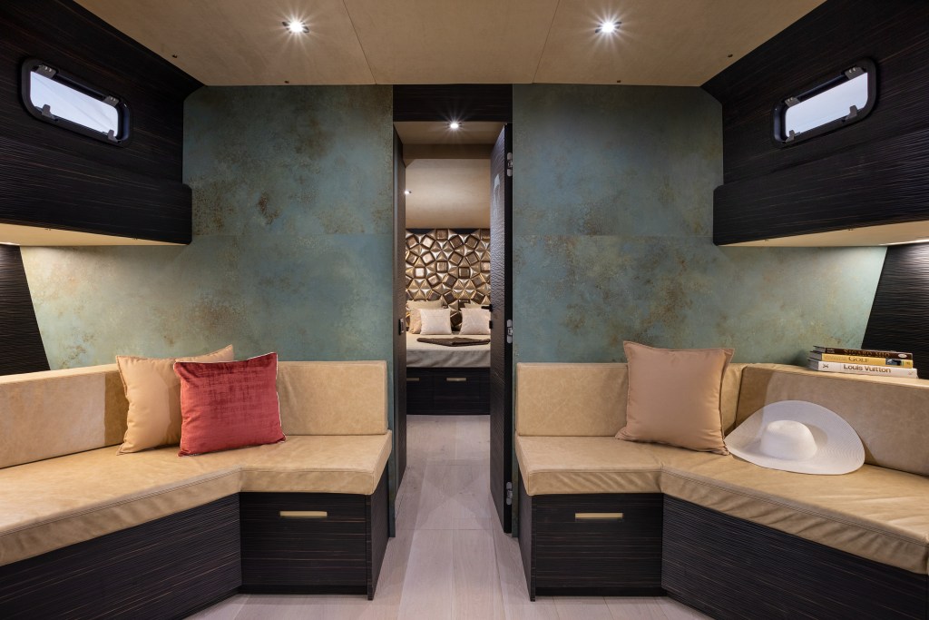 SALONE APEX 60
